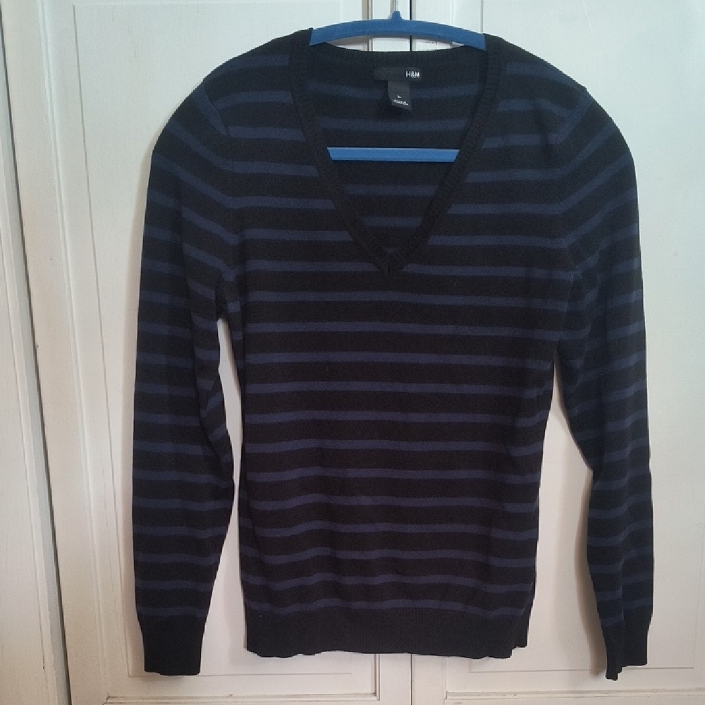 H&M Women's Black and Navy Striped V-Neck Sweater